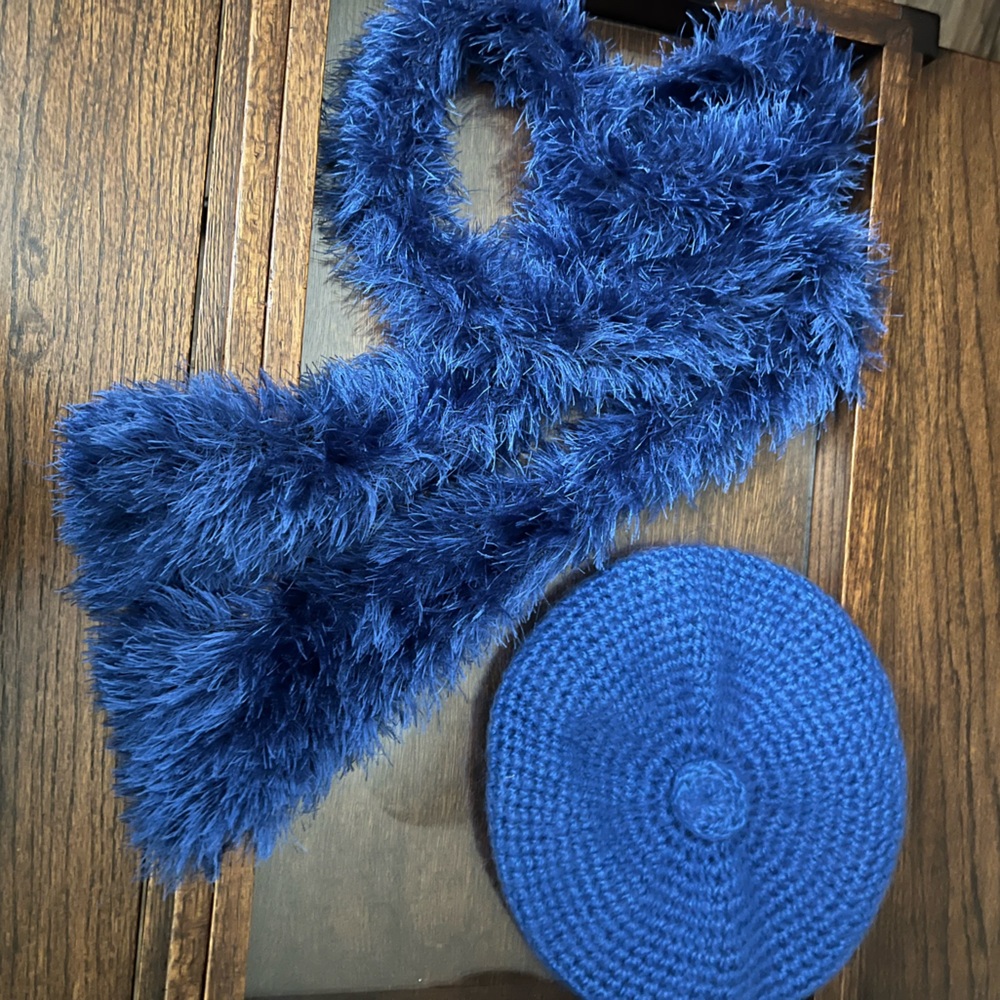 Luxurious Blue Faux Fur Scarf and Knit Beret Set